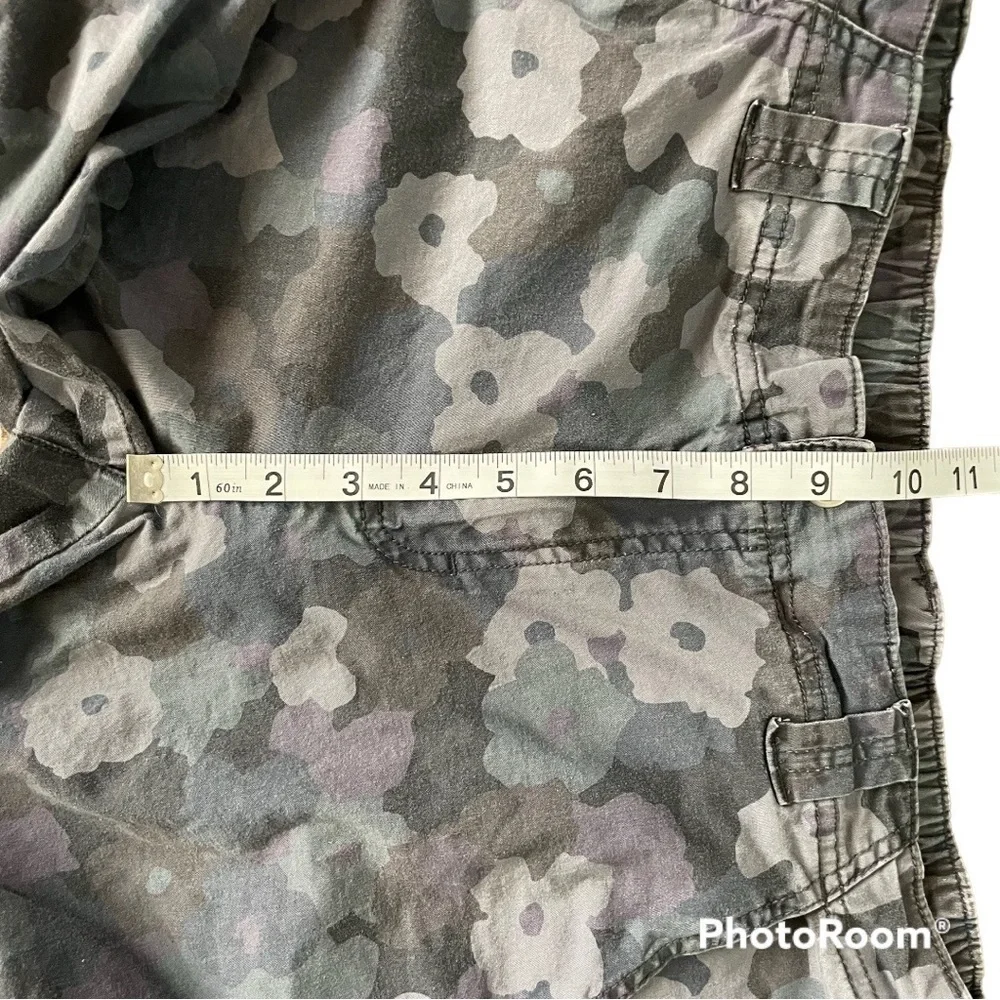 Lucy floral camo shorts sz large - Picture 8 of 10